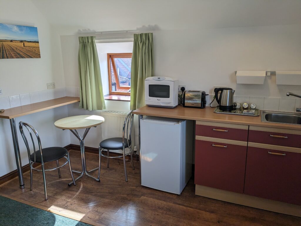 Kitchenette in rooms, with fridge, microwave, kettle and toaster